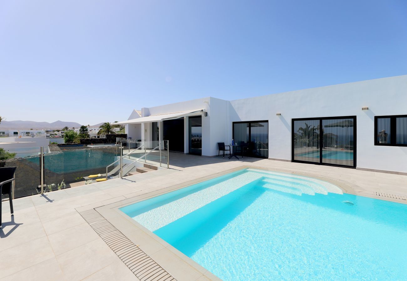 Villa June is een luxe vakantievilla met verwamrd prive zwembad en zeezicht. Goede locatie in Puerto del Carmen, Lanzarote