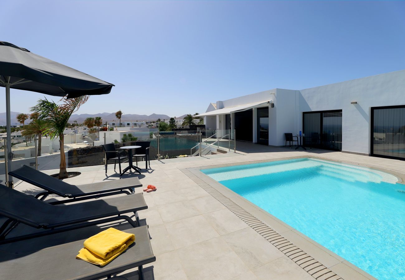 Villa June is een luxe vakantievilla met verwamrd prive zwembad en zeezicht. Goede locatie in Puerto del Carmen, Lanzarote