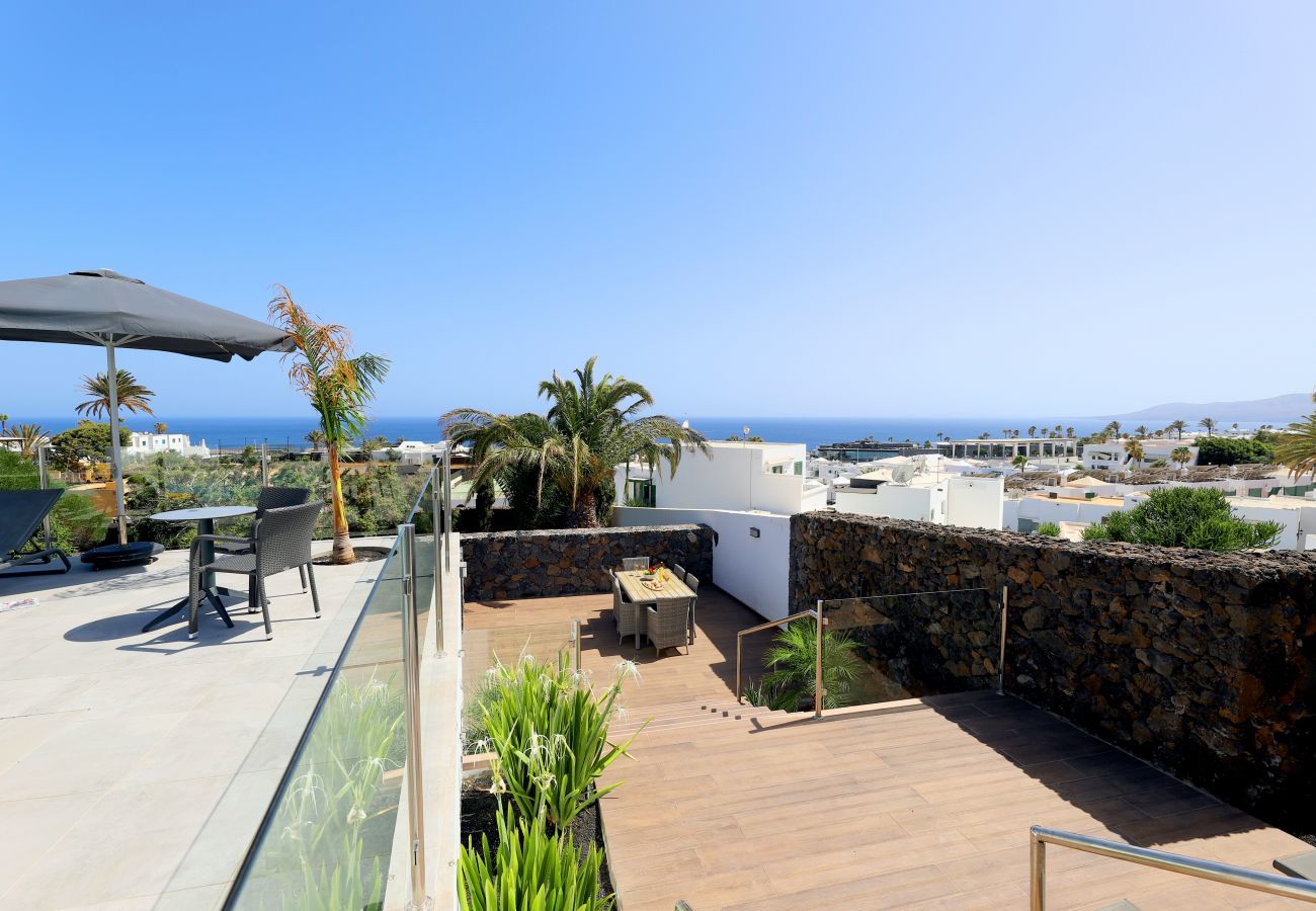 Villa June is een luxe vakantievilla met verwamrd prive zwembad en zeezicht. Goede locatie in Puerto del Carmen, Lanzarote