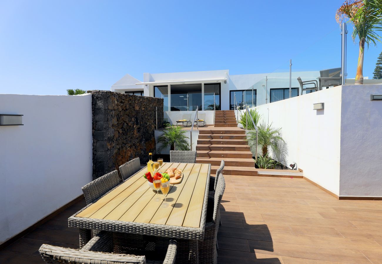 Villa June is een luxe vakantievilla met verwamrd prive zwembad en zeezicht. Goede locatie in Puerto del Carmen, Lanzarote