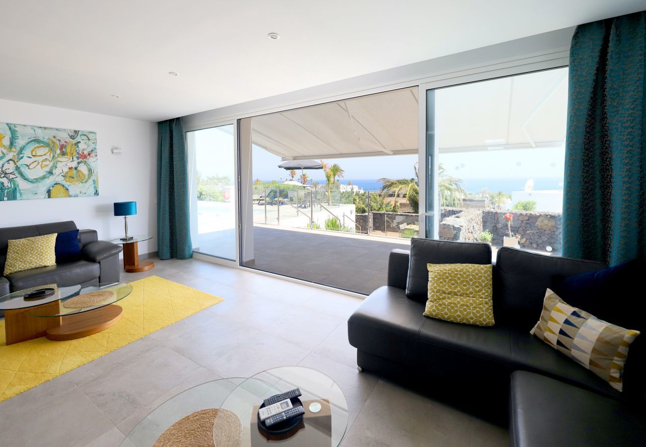 Villa June is een luxe vakantievilla met verwamrd prive zwembad en zeezicht. Goede locatie in Puerto del Carmen, Lanzarote