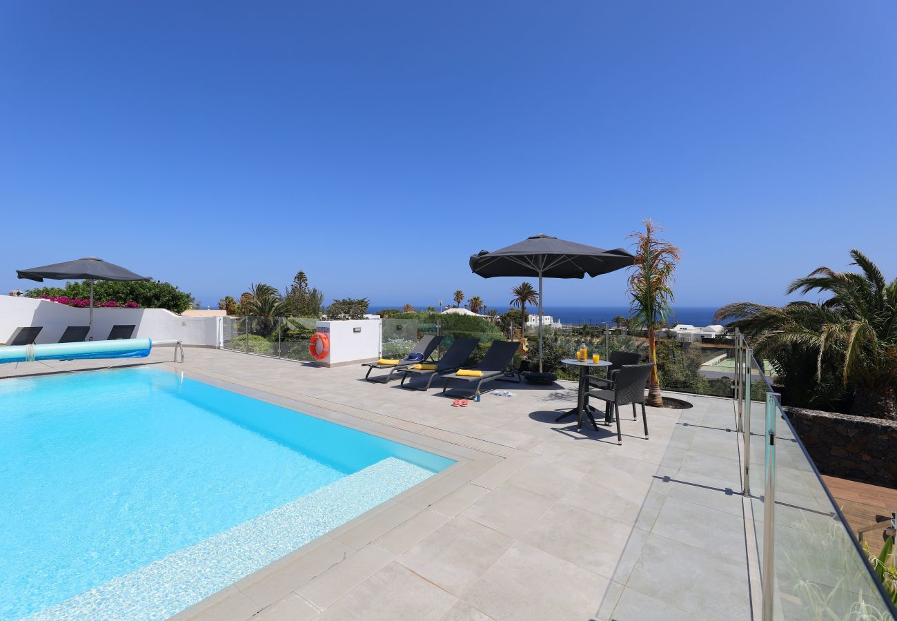 Villa June is een luxe vakantievilla met verwamrd prive zwembad en zeezicht. Goede locatie in Puerto del Carmen, Lanzarote