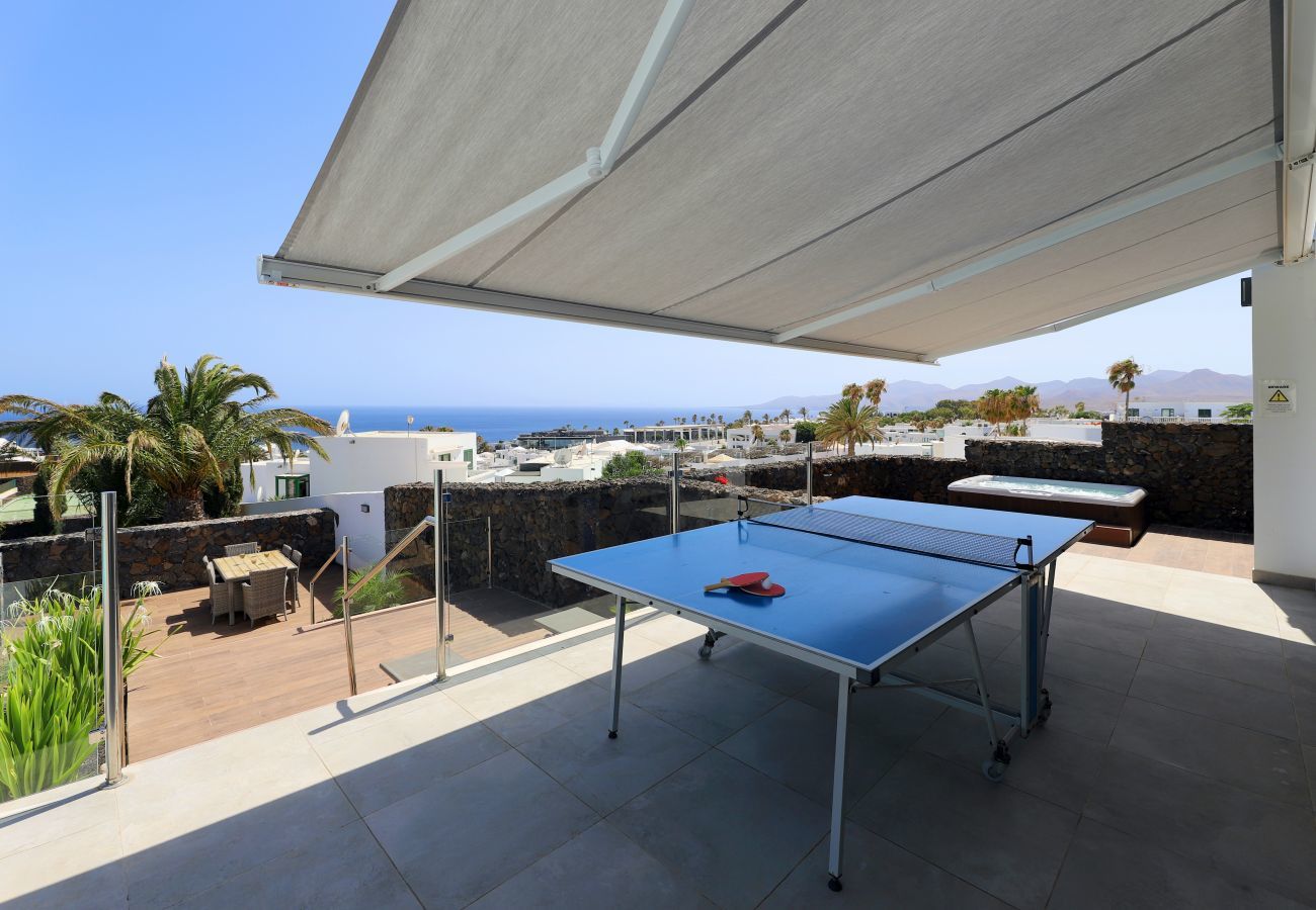 Villa June is een luxe vakantievilla met verwamrd prive zwembad en zeezicht. Goede locatie in Puerto del Carmen, Lanzarote