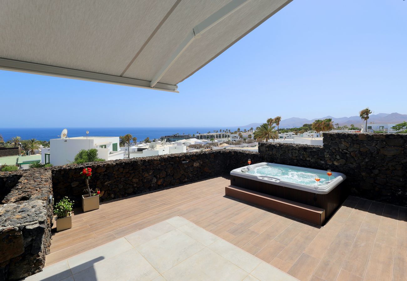 Villa June is een luxe vakantievilla met verwamrd prive zwembad en zeezicht. Goede locatie in Puerto del Carmen, Lanzarote