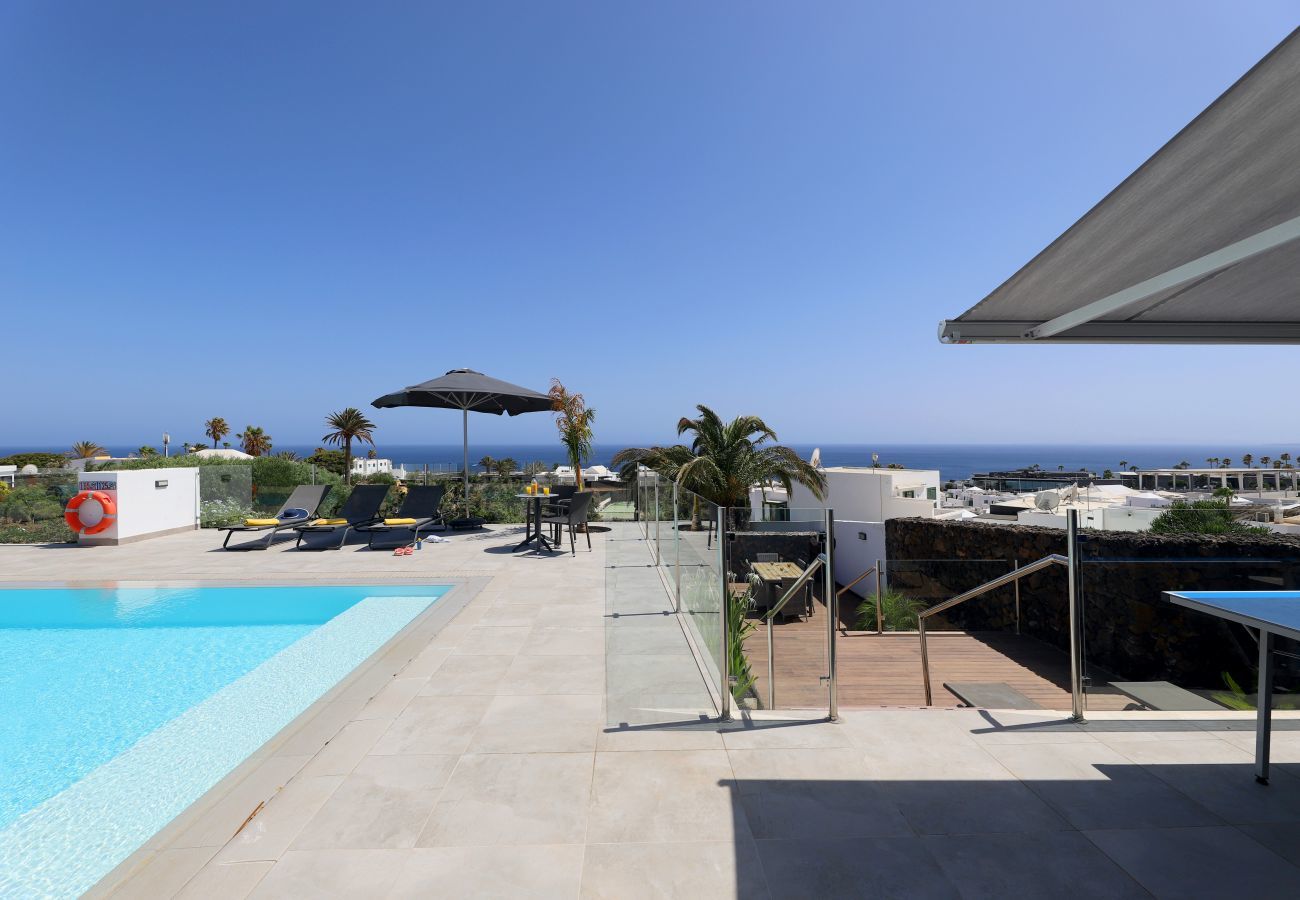 Villa June is een luxe vakantievilla met verwamrd prive zwembad en zeezicht. Goede locatie in Puerto del Carmen, Lanzarote