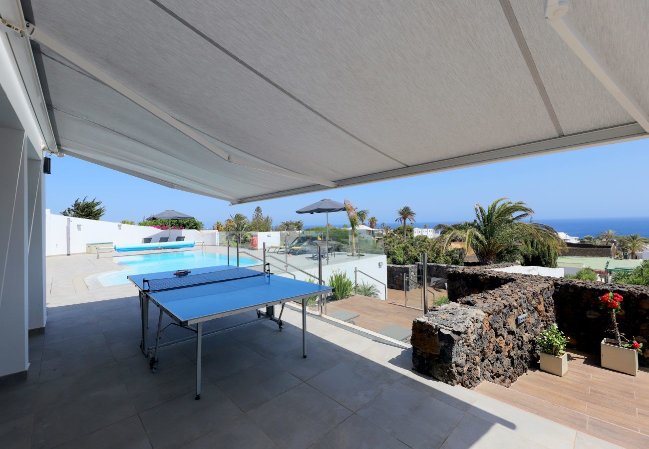 Villa June is een luxe vakantievilla met verwamrd prive zwembad en zeezicht. Goede locatie in Puerto del Carmen, Lanzarote