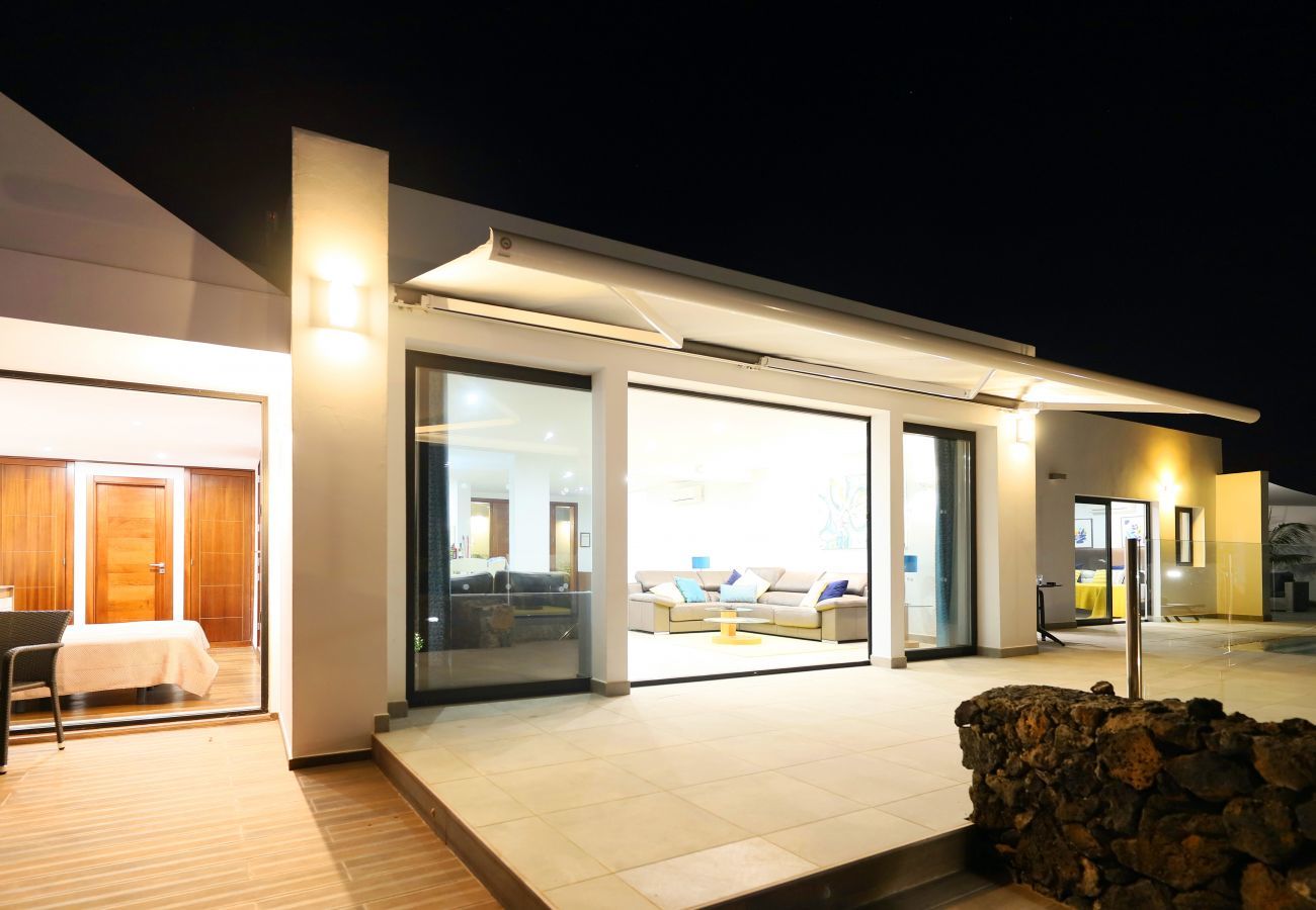 Villa June is een luxe vakantievilla met verwamrd prive zwembad en zeezicht. Goede locatie in Puerto del Carmen, Lanzarote