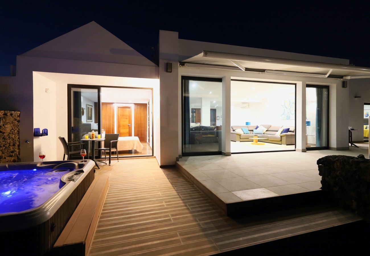  Villa June is een luxe vakantievilla met verwamrd prive zwembad en zeezicht. Goede locatie in Puerto del Carmen, Lanzarote