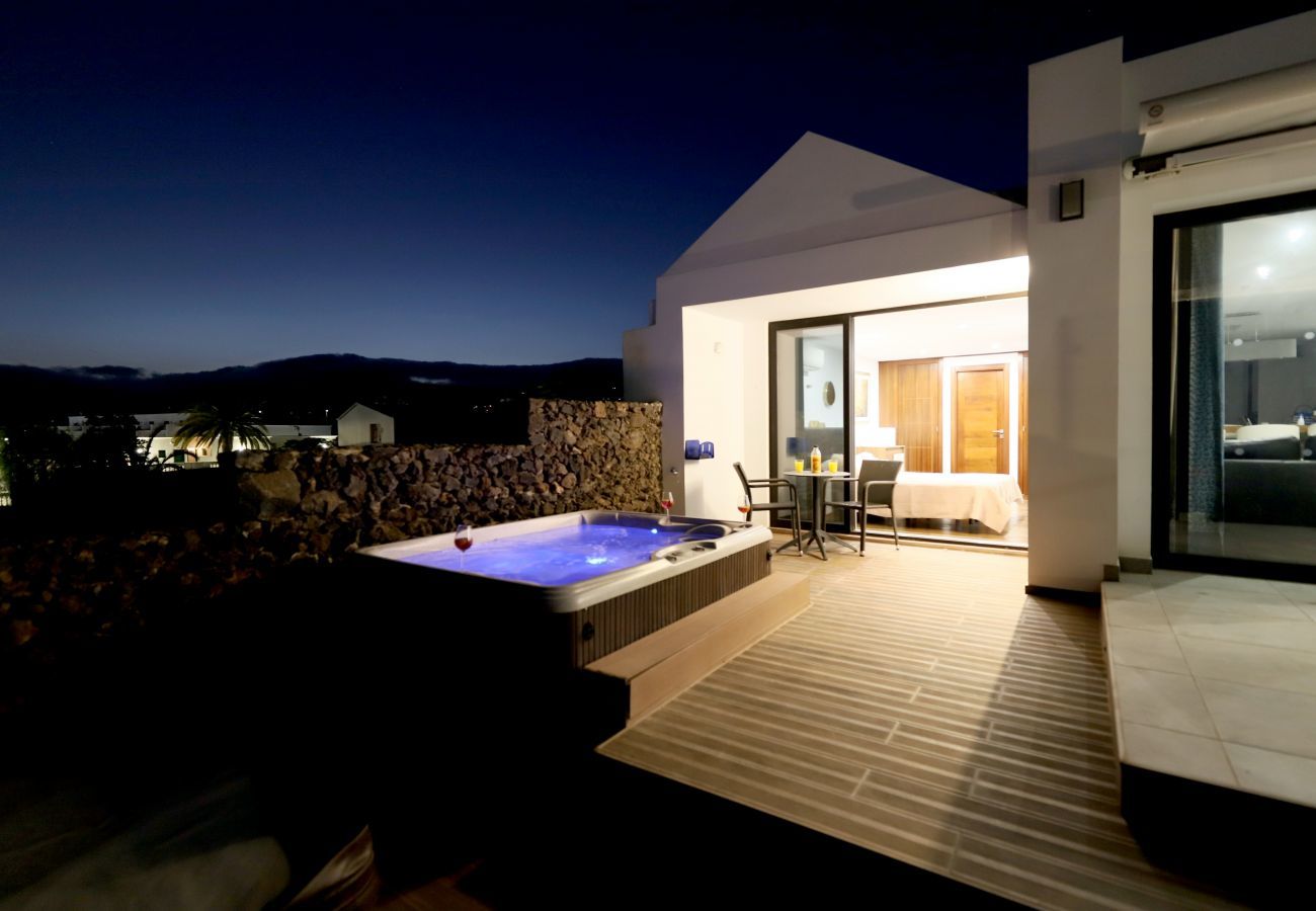 Villa June is een luxe vakantievilla met verwamrd prive zwembad en zeezicht. Goede locatie in Puerto del Carmen, Lanzarote