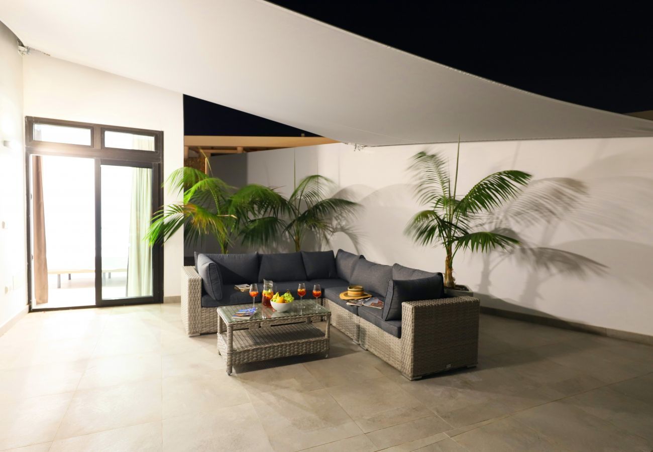 Villa June is een luxe vakantievilla met verwamrd prive zwembad en zeezicht. Goede locatie in Puerto del Carmen, Lanzarote