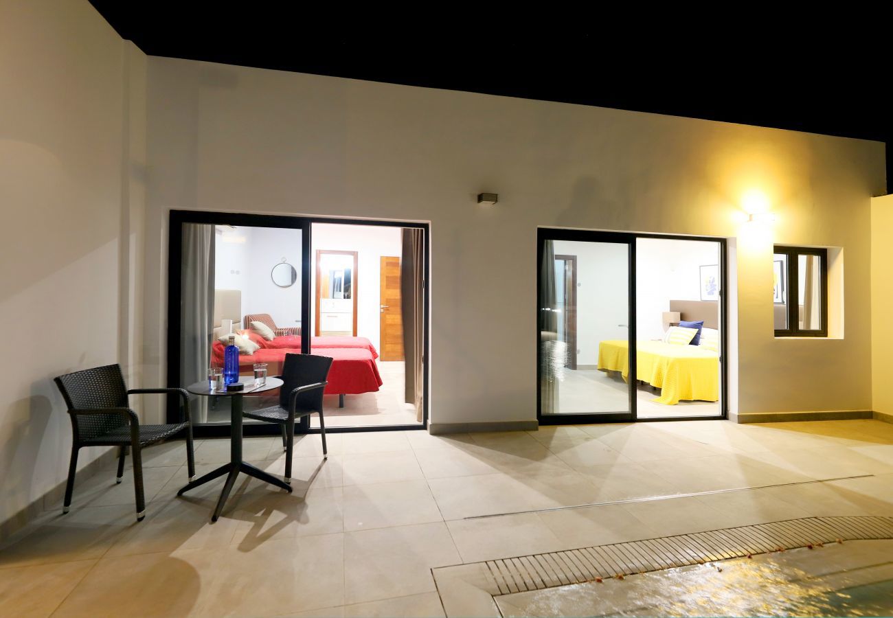 Villa June is een luxe vakantievilla met verwamrd prive zwembad en zeezicht. Goede locatie in Puerto del Carmen, Lanzarote