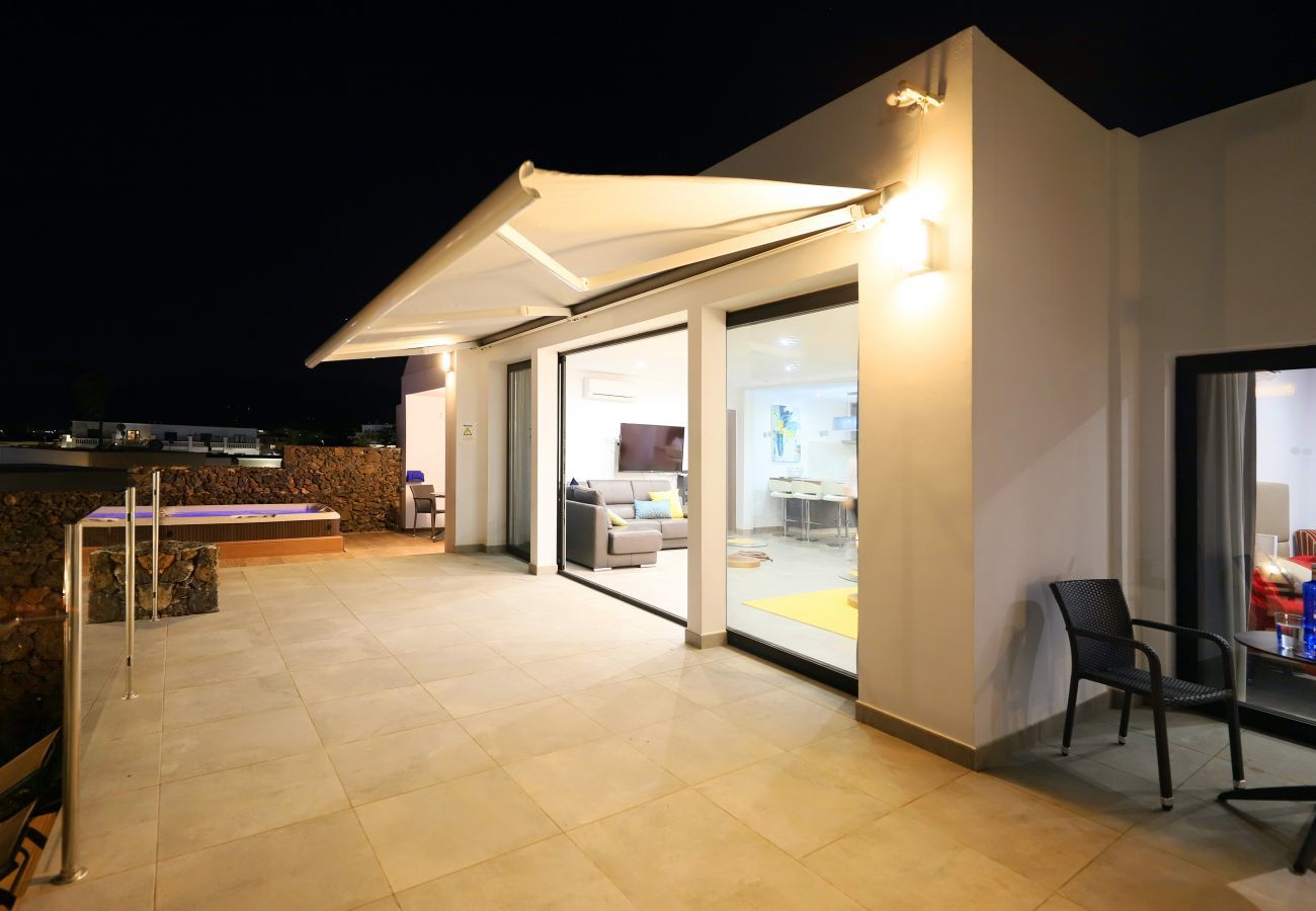 Villa June is een luxe vakantievilla met verwamrd prive zwembad en zeezicht. Goede locatie in Puerto del Carmen, Lanzarote