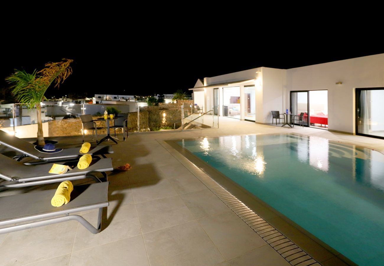 Villa June is een luxe vakantievilla met verwamrd prive zwembad en zeezicht. Goede locatie in Puerto del Carmen, Lanzarote