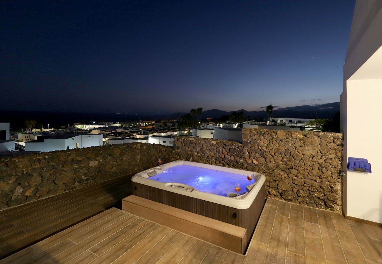 Villa June is een luxe vakantievilla met verwamrd prive zwembad en zeezicht. Goede locatie in Puerto del Carmen, Lanzarote