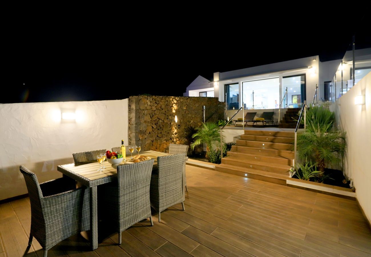 Villa June is een luxe vakantievilla met verwamrd prive zwembad en zeezicht. Goede locatie in Puerto del Carmen, Lanzarote