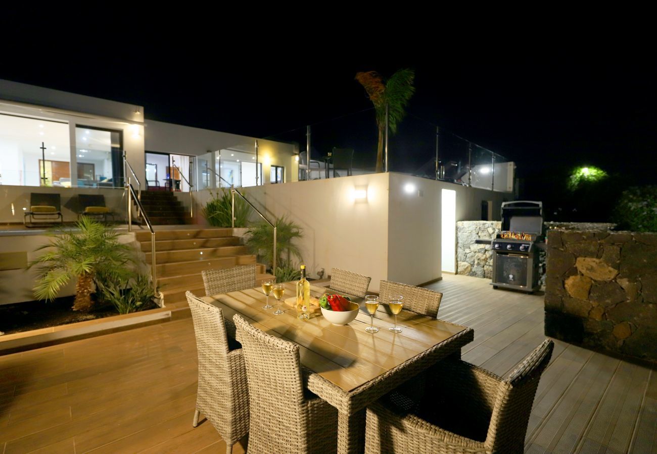 Villa June is een luxe vakantievilla met verwamrd prive zwembad en zeezicht. Goede locatie in Puerto del Carmen, Lanzarote