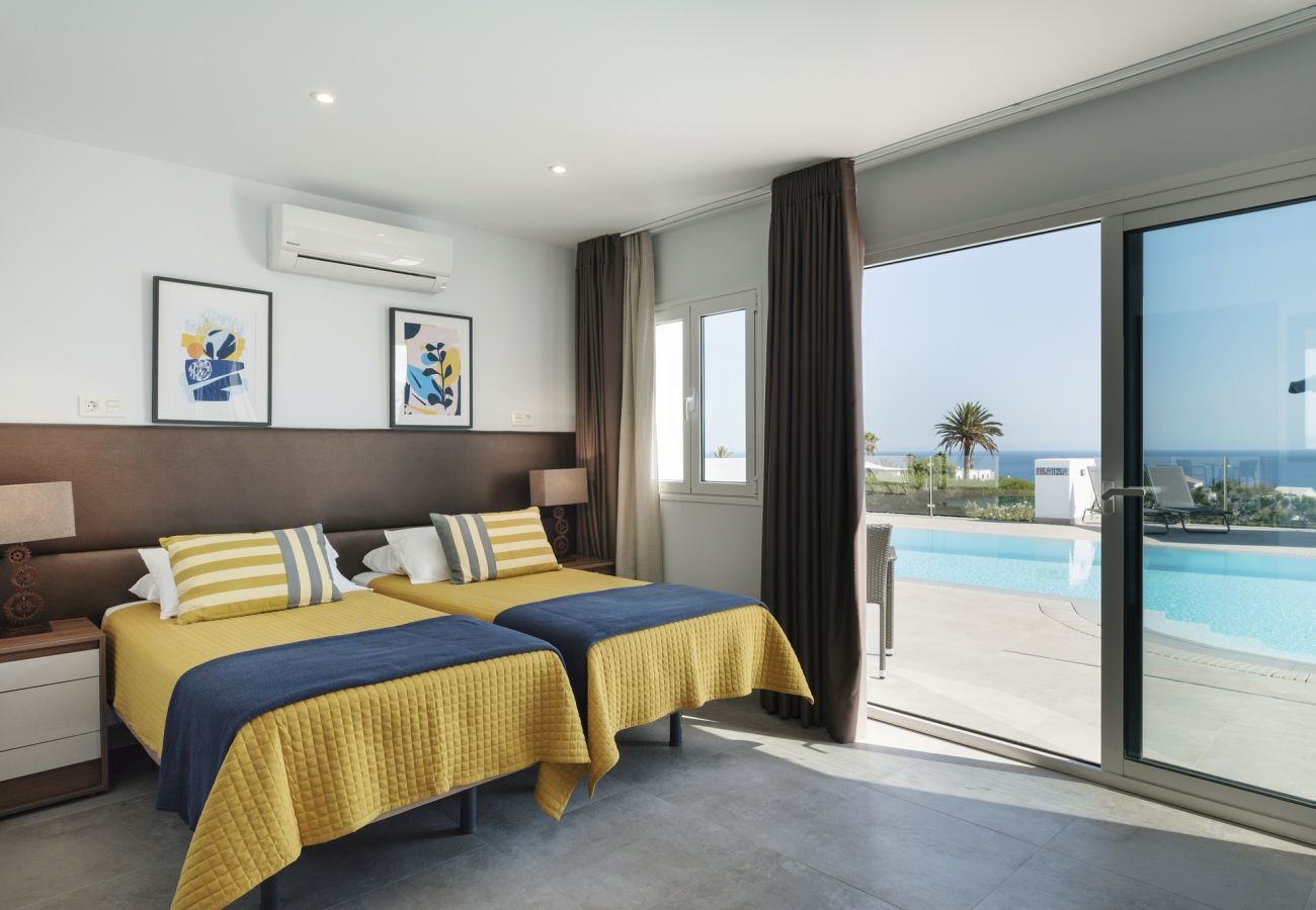 Villa June is een luxe vakantievilla met verwamrd prive zwembad en zeezicht. Goede locatie in Puerto del Carmen, Lanzarote