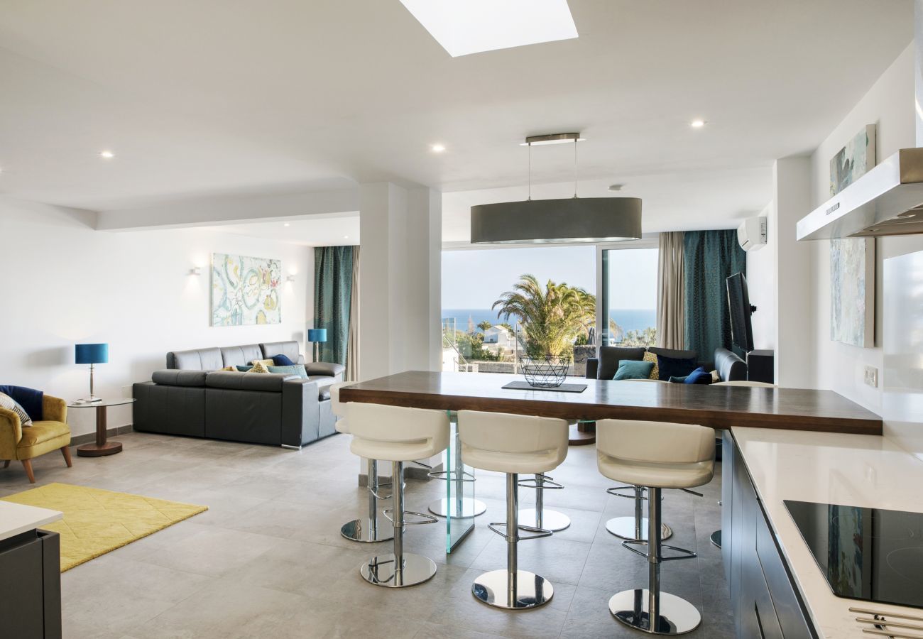 Villa June is een luxe vakantievilla met verwamrd prive zwembad en zeezicht. Goede locatie in Puerto del Carmen, Lanzarote