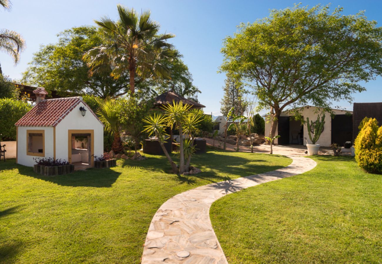 Casita Cuarta is een fijn kindvriendelijk vakantiehuis op een vakantieparkje met zwembad in Alhaurin el Grande, Andalusië