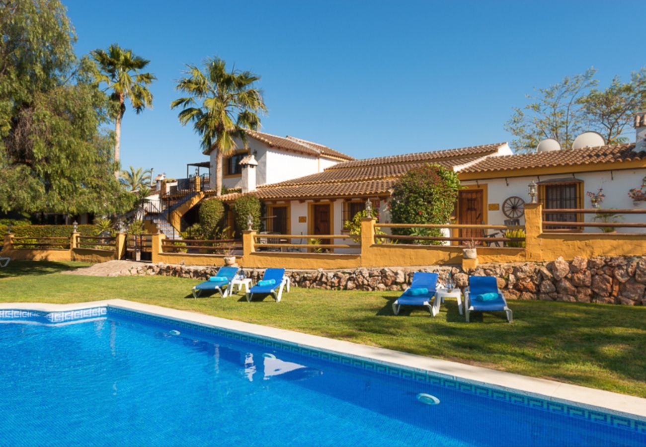 Casita Cuarta Grande is een kindvriendelijk vakantiehuis met privé zwembad in Alhaurin el Grande, Andalusië