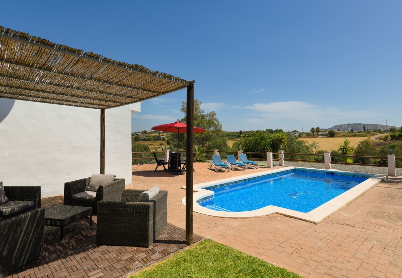 Casita Cuarta Grande is een kindvriendelijk vakantiehuis met privé zwembad in Alhaurin el Grande, Andalusië