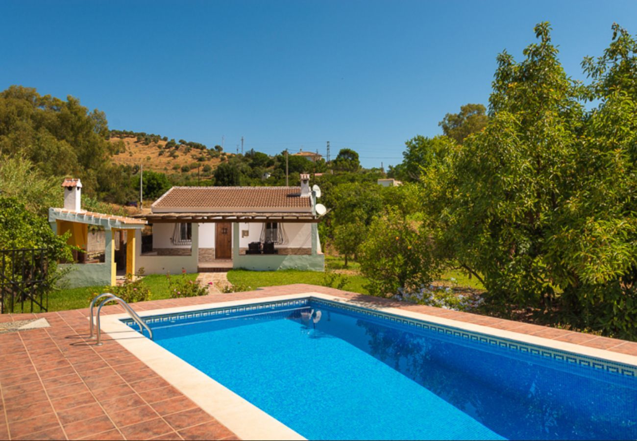 Casita Agua met privé zwembad en fruitbomen. Op een rustige plek naast de Rio Grande in Alozaina, Andalusië