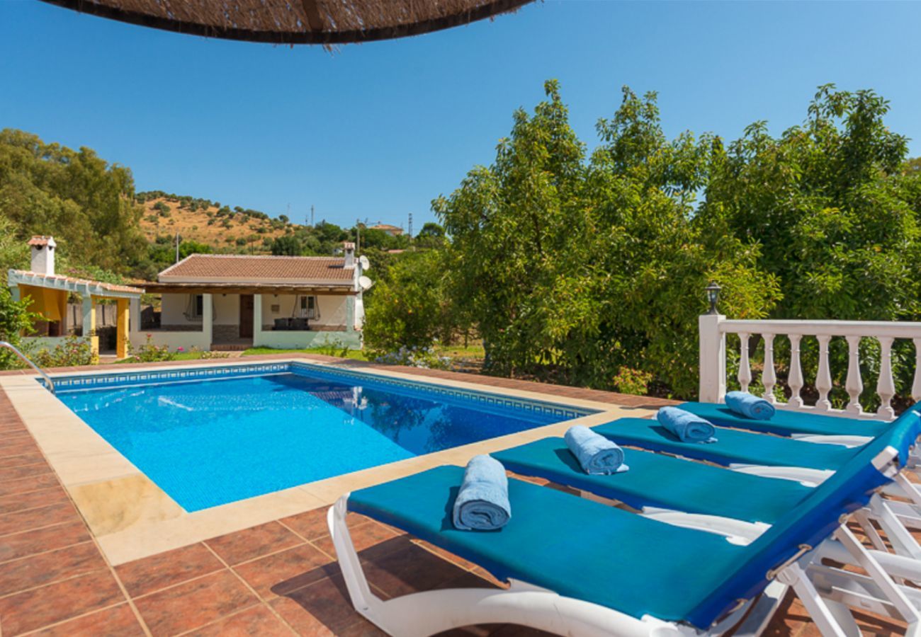 Casita Agua met privé zwembad en fruitbomen. Op een rustige plek naast de Rio Grande in Alozaina, Andalusië