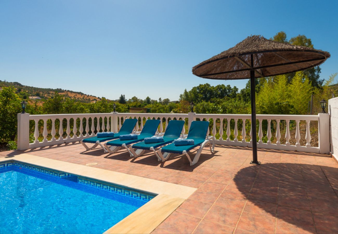 Casita Agua met privé zwembad en fruitbomen. Op een rustige plek naast de Rio Grande in Alozaina, Andalusië