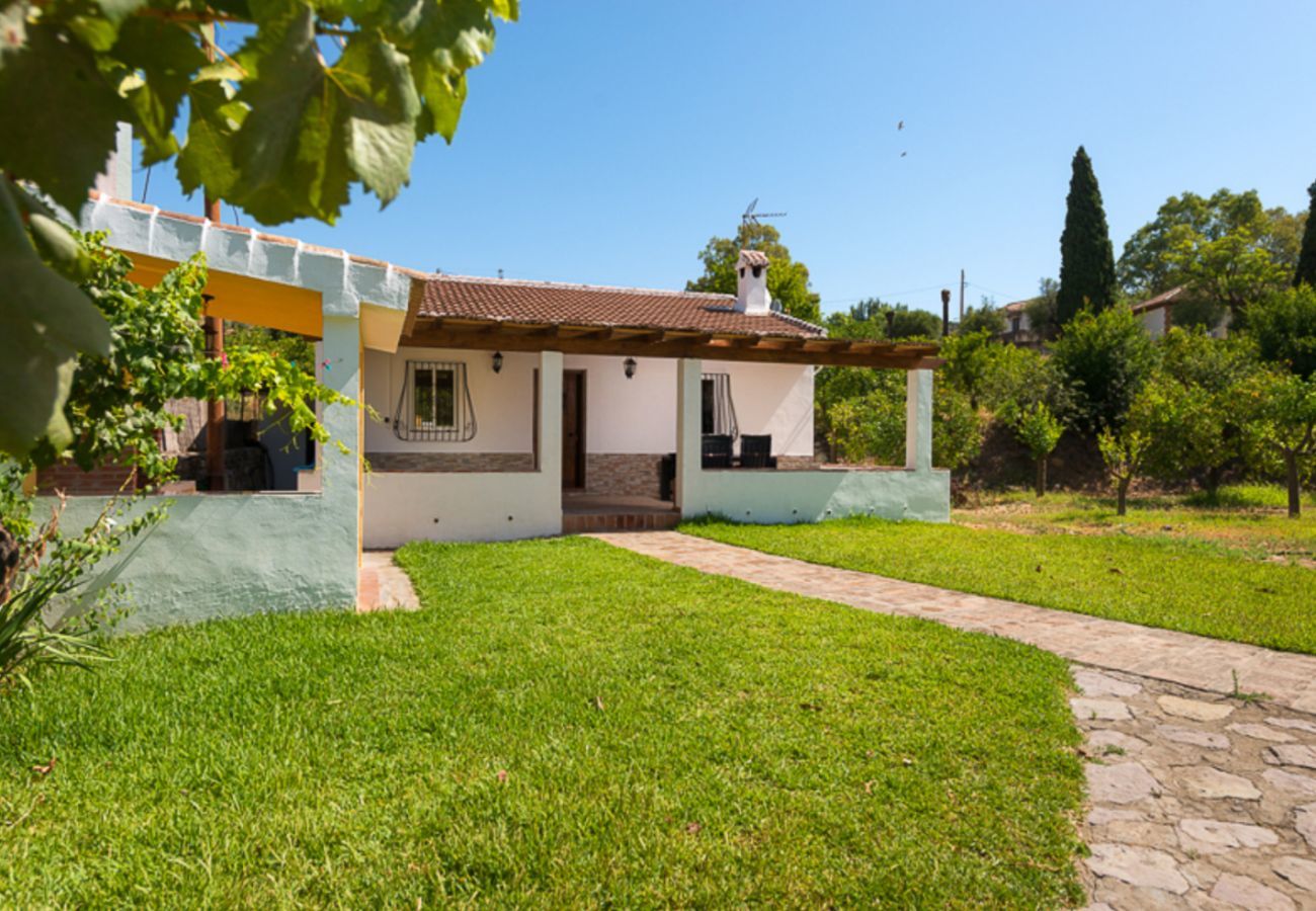 Casita Agua met privé zwembad en fruitbomen. Op een rustige plek naast de Rio Grande in Alozaina, Andalusië