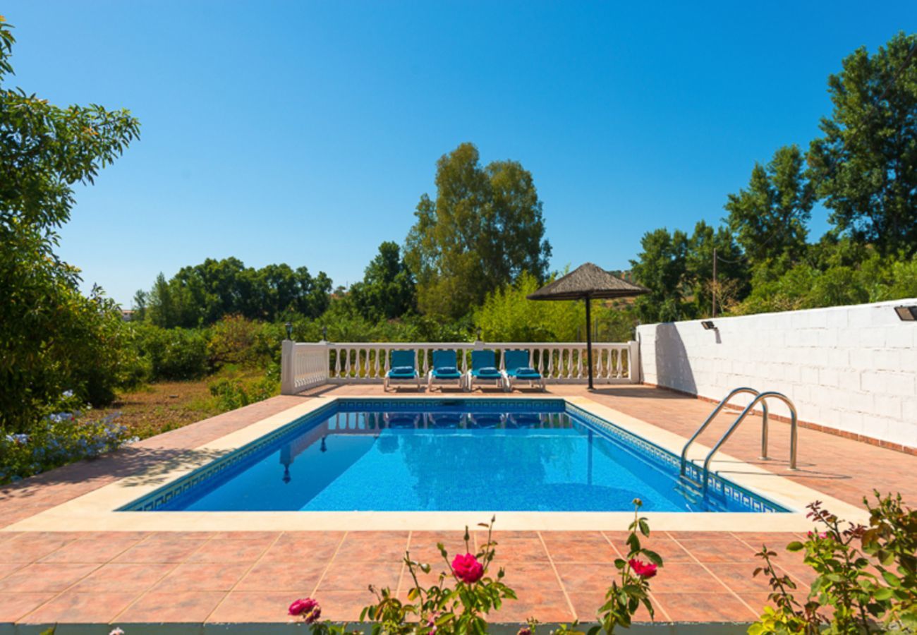 Casita Agua met privé zwembad en fruitbomen. Op een rustige plek naast de Rio Grande in Alozaina, Andalusië