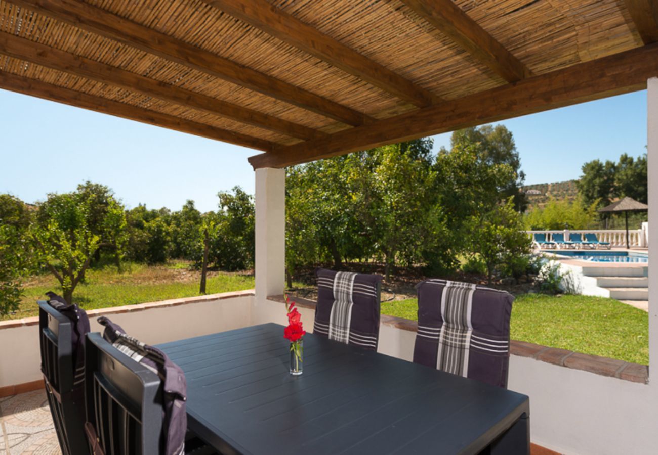 Casita Agua met privé zwembad en fruitbomen. Op een rustige plek naast de Rio Grande in Alozaina, Andalusië