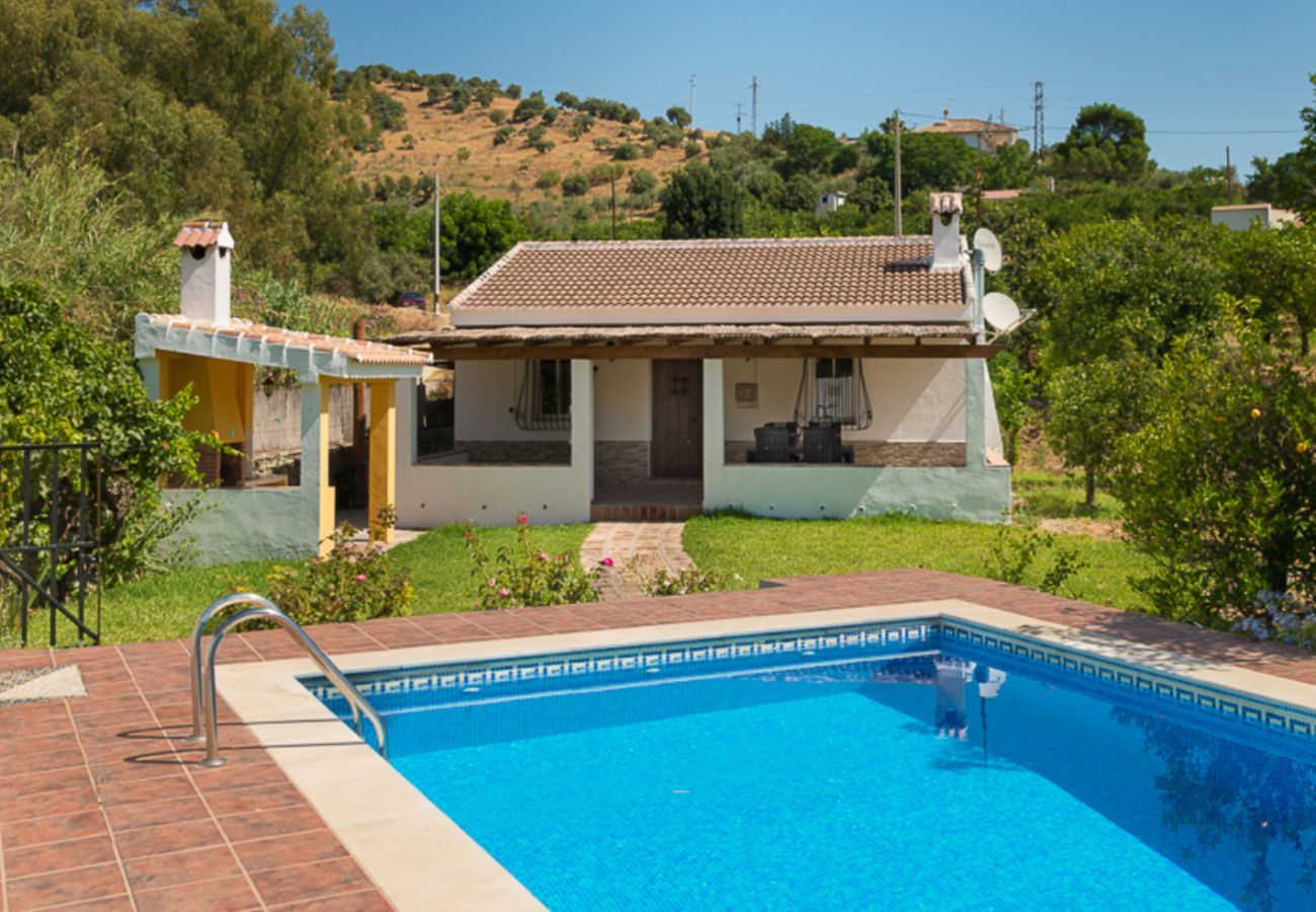 Casita Agua met privé zwembad en fruitbomen. Op een rustige plek naast de Rio Grande in Alozaina, Andalusië