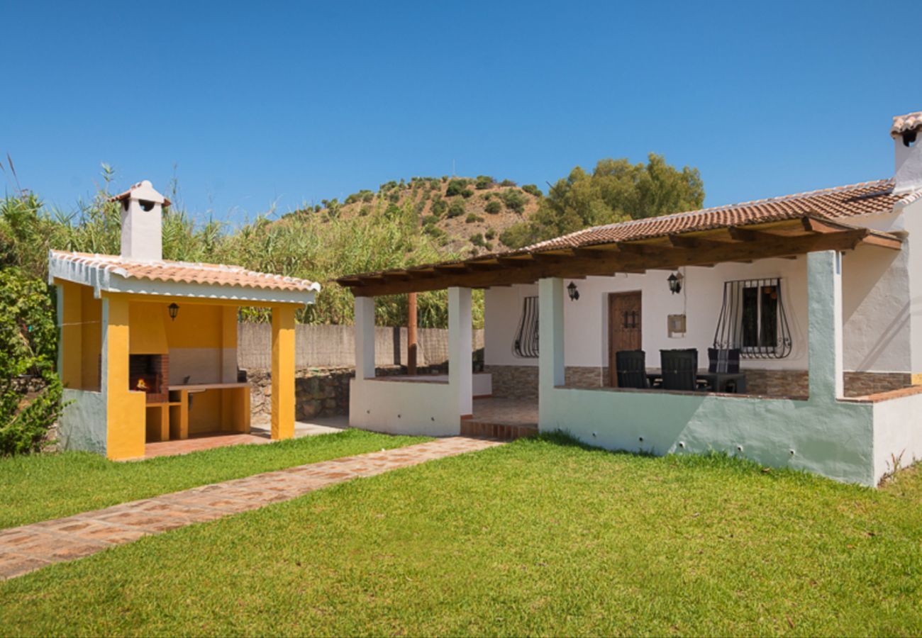 Casita Agua met privé zwembad en fruitbomen. Op een rustige plek naast de Rio Grande in Alozaina, Andalusië