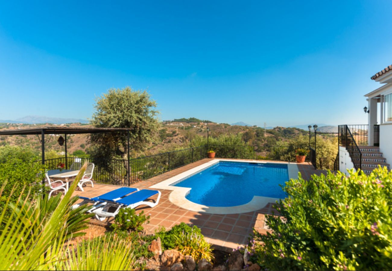 Villa Naranja heeft een privé zwembad, tuin met fruitboomgaard en veel privacy. In Alhaurin el Grande, Andalusië