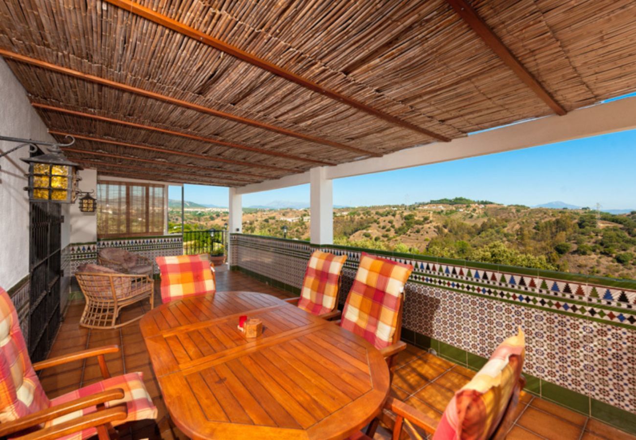 Villa Naranja heeft een privé zwembad, tuin met fruitboomgaard en veel privacy. In Alhaurin el Grande, Andalusië