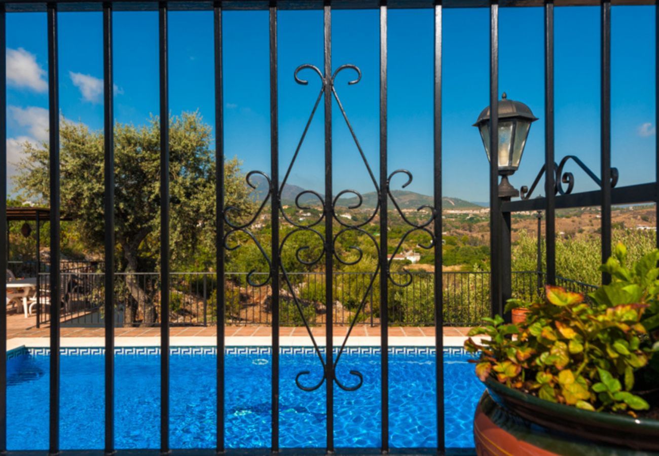 Villa Naranja heeft een privé zwembad, tuin met fruitboomgaard en veel privacy. In Alhaurin el Grande, Andalusië