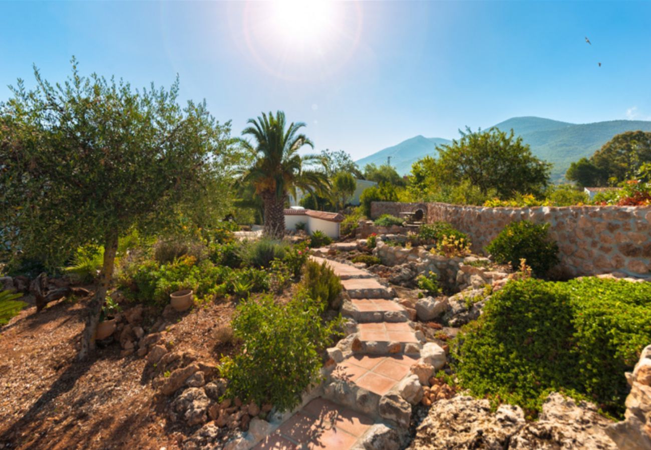 Villa Naranja heeft een privé zwembad, tuin met fruitboomgaard en veel privacy. In Alhaurin el Grande, Andalusië