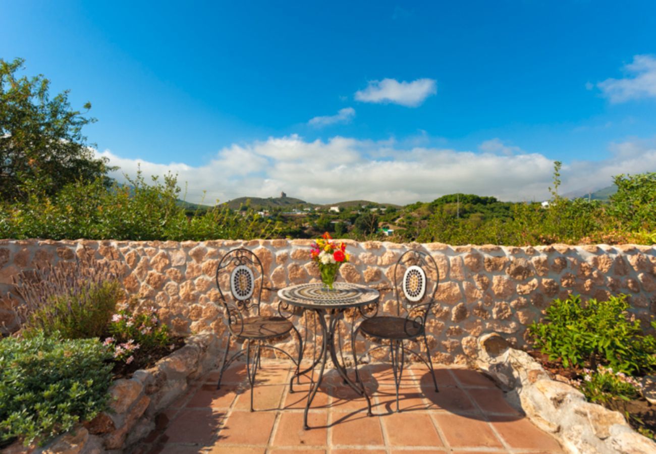 Villa Naranja heeft een privé zwembad, tuin met fruitboomgaard en veel privacy. In Alhaurin el Grande, Andalusië