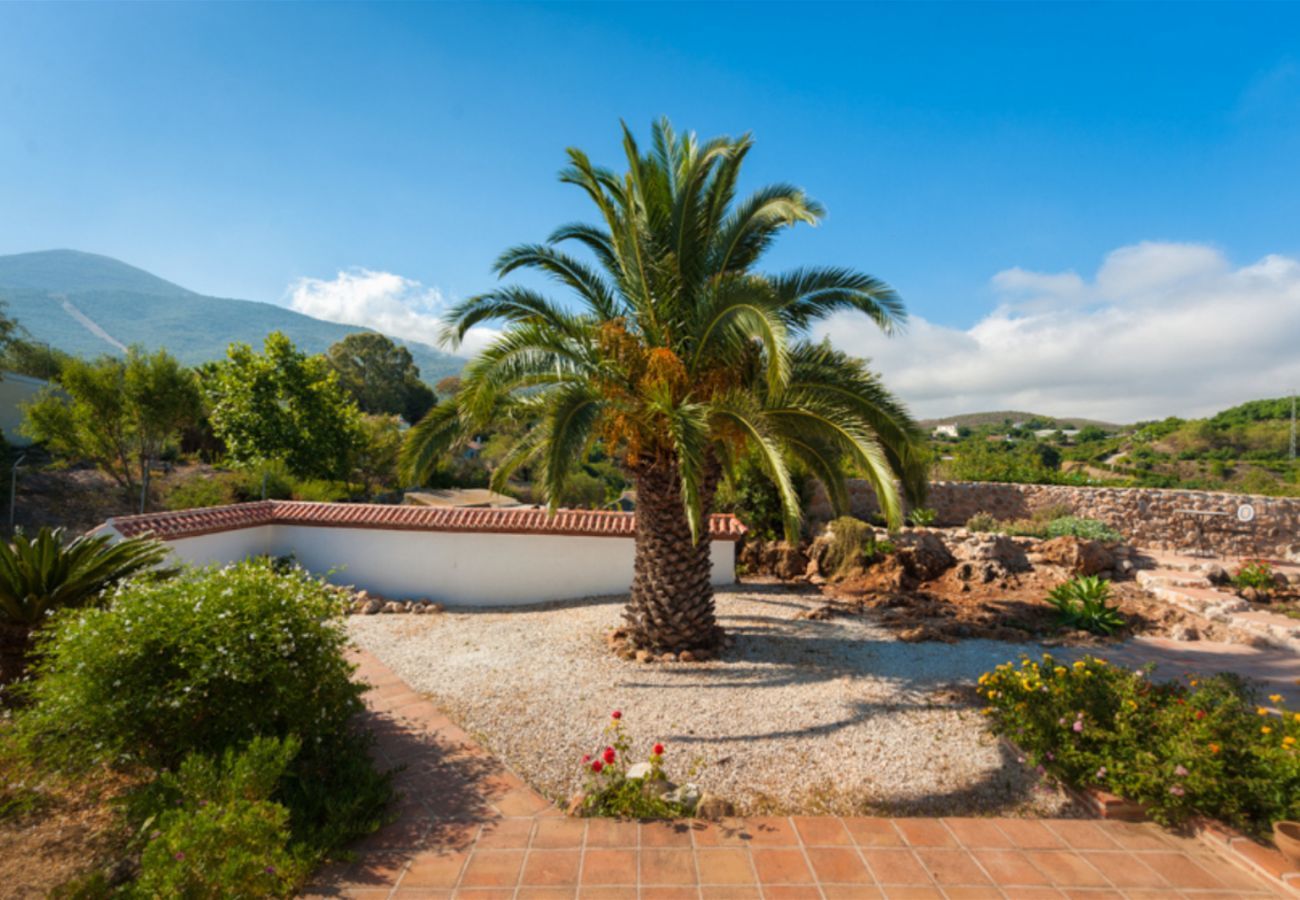 Villa Naranja heeft een privé zwembad, tuin met fruitboomgaard en veel privacy. In Alhaurin el Grande, Andalusië