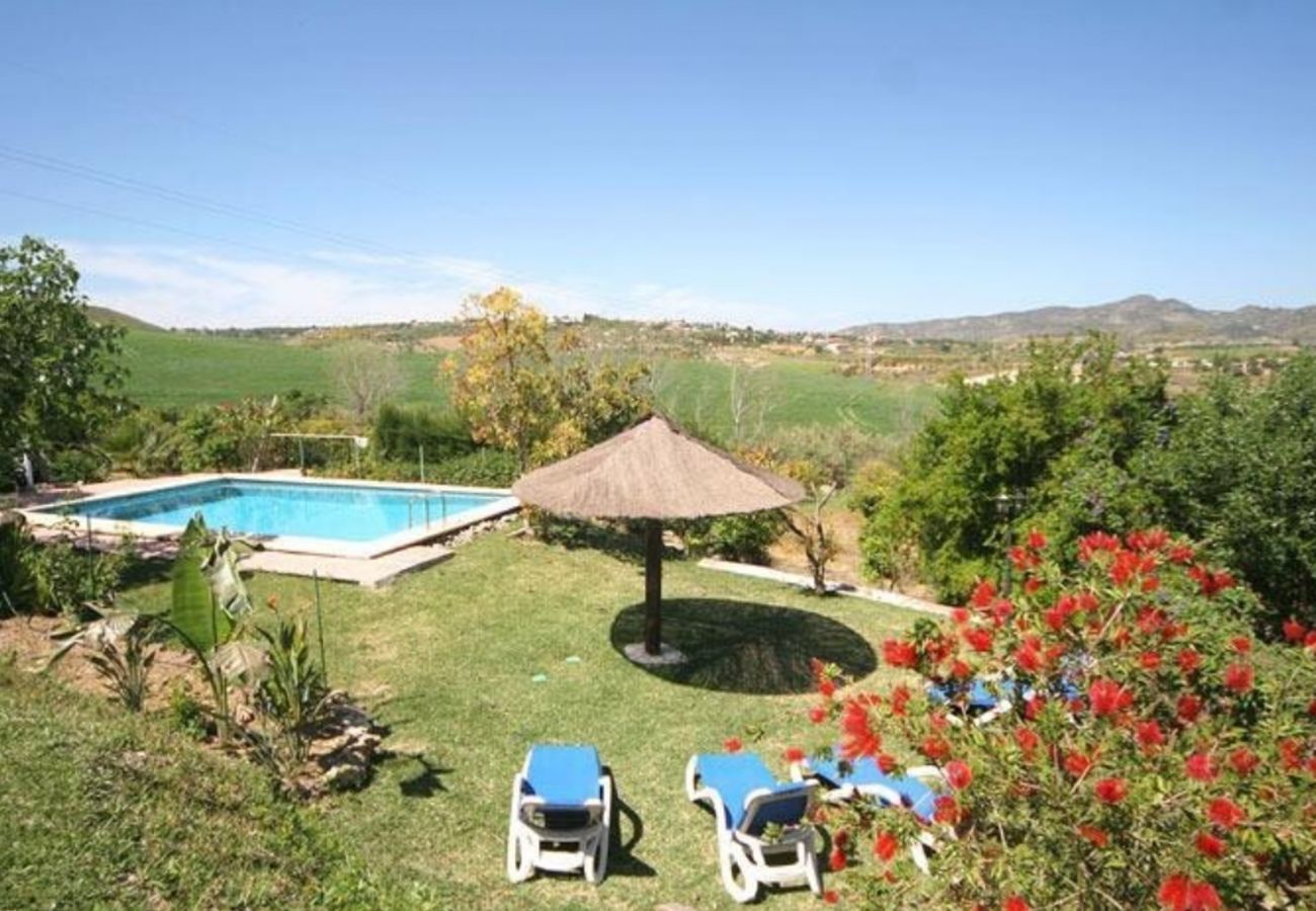 Finca de la Torre met verwarmd privé zwembad, tuin met fruitbomen en volop privacy in Alhaurin de la Torre, Andalusië