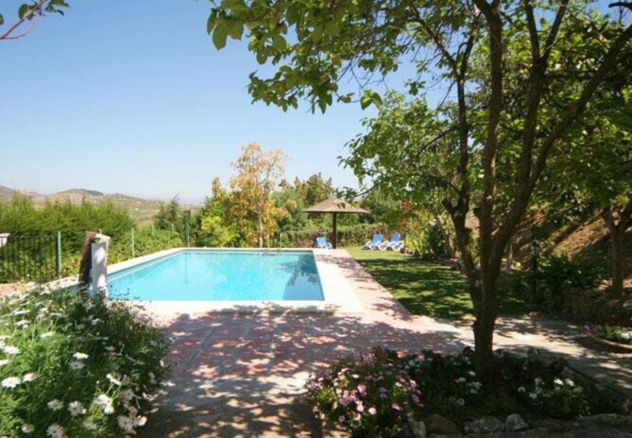 Finca de la Torre met verwarmd privé zwembad, tuin met fruitbomen en volop privacy in Alhaurin de la Torre, Andalusië