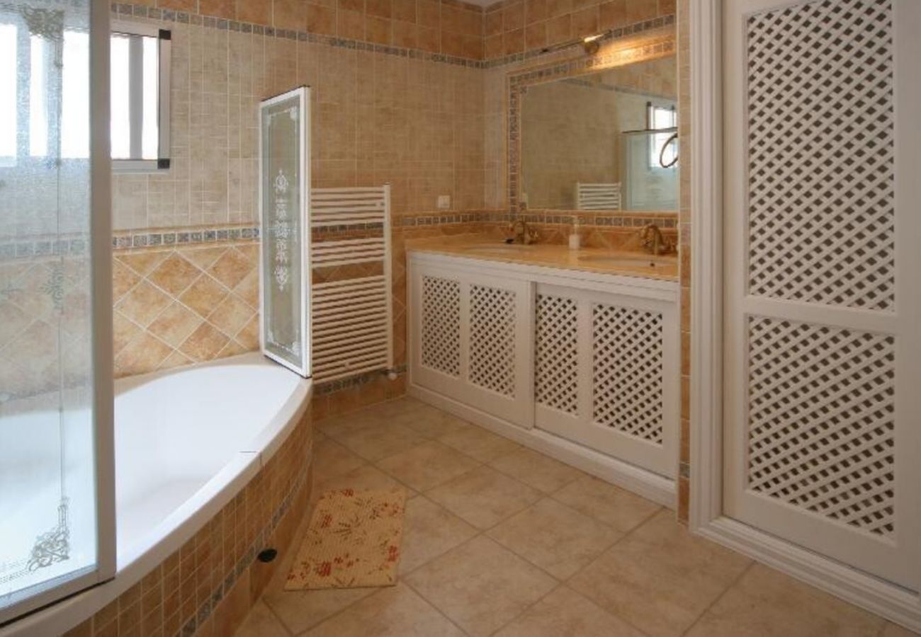 Finca de la Torre met verwarmd privé zwembad, tuin met fruitbomen en volop privacy in Alhaurin de la Torre, Andalusië