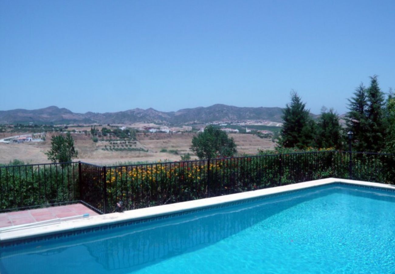 Finca de la Torre met verwarmd privé zwembad, tuin met fruitbomen en volop privacy in Alhaurin de la Torre, Andalusië