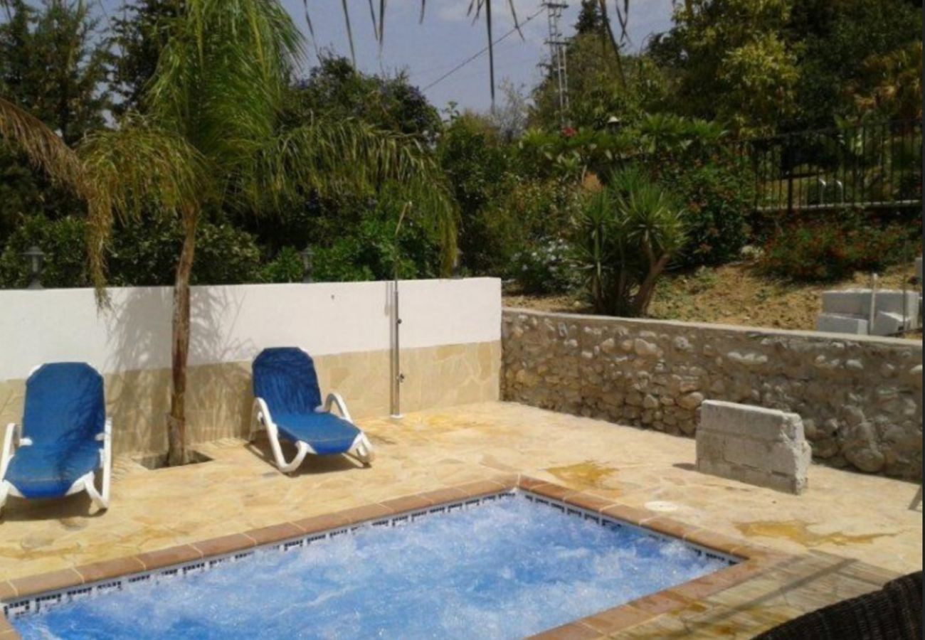 Finca de la Torre met verwarmd privé zwembad, tuin met fruitbomen en volop privacy in Alhaurin de la Torre, Andalusië