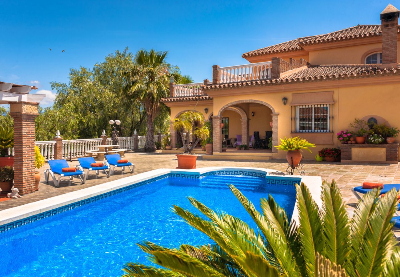 Villa Laura is een luxe vakantiehuis met privé zwembad en volop privacy. In Alhaurin el Grande, Andalusië