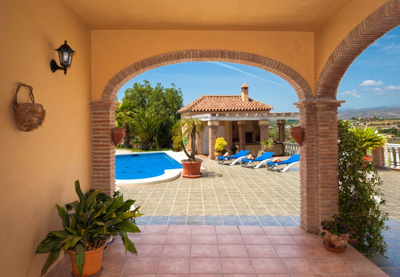 Villa Laura is een luxe vakantiehuis met privé zwembad en volop privacy. In Alhaurin el Grande, Andalusië