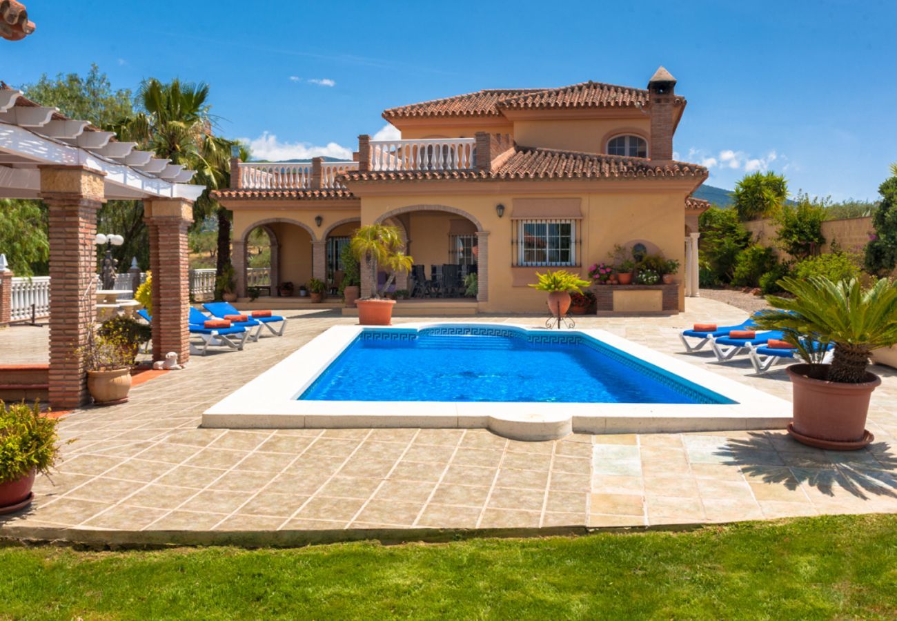 Villa Laura is een luxe vakantiehuis met privé zwembad en volop privacy. In Alhaurin el Grande, Andalusië