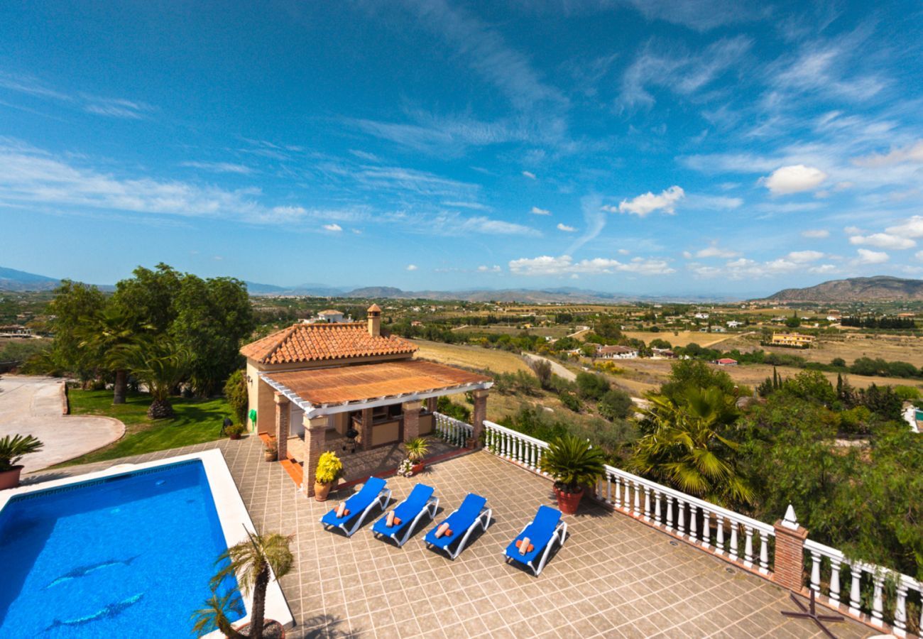 Villa Laura is een luxe vakantiehuis met privé zwembad en volop privacy. In Alhaurin el Grande, Andalusië