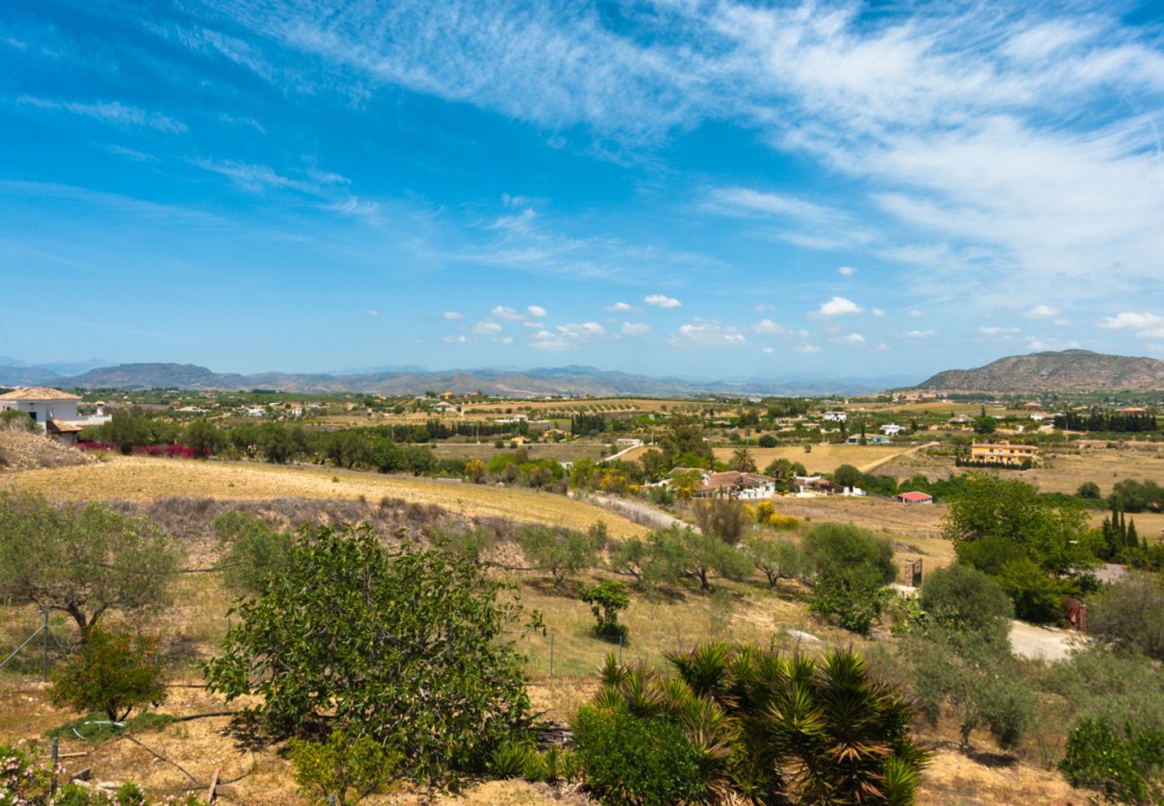 Villa Laura is een luxe vakantiehuis met privé zwembad en volop privacy. In Alhaurin el Grande, Andalusië