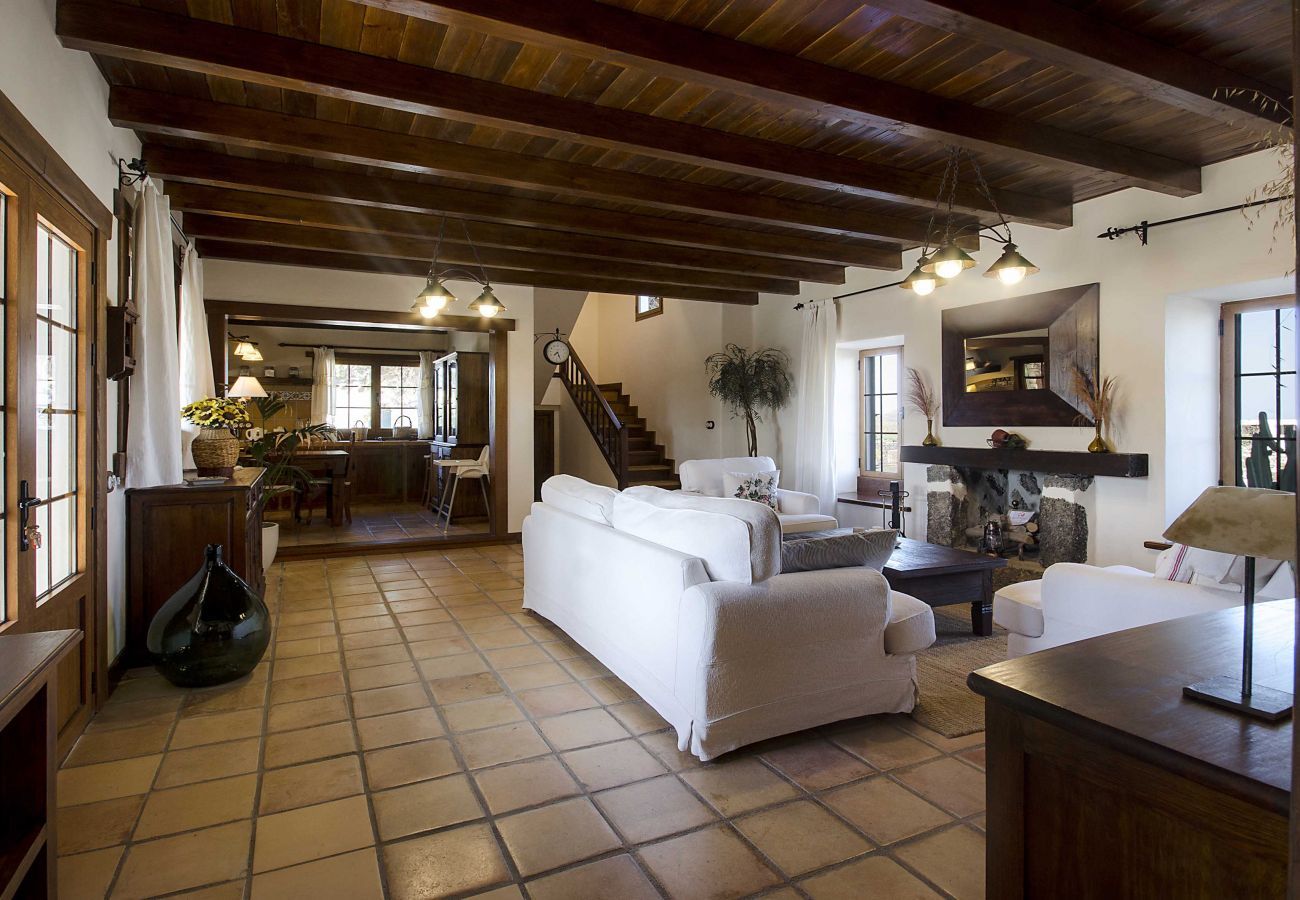 Villa Masdache is een heerlijke vakantievilla met grote, tropische tuin en uitzicht over de vulkanen in Masdache, Lanzarote